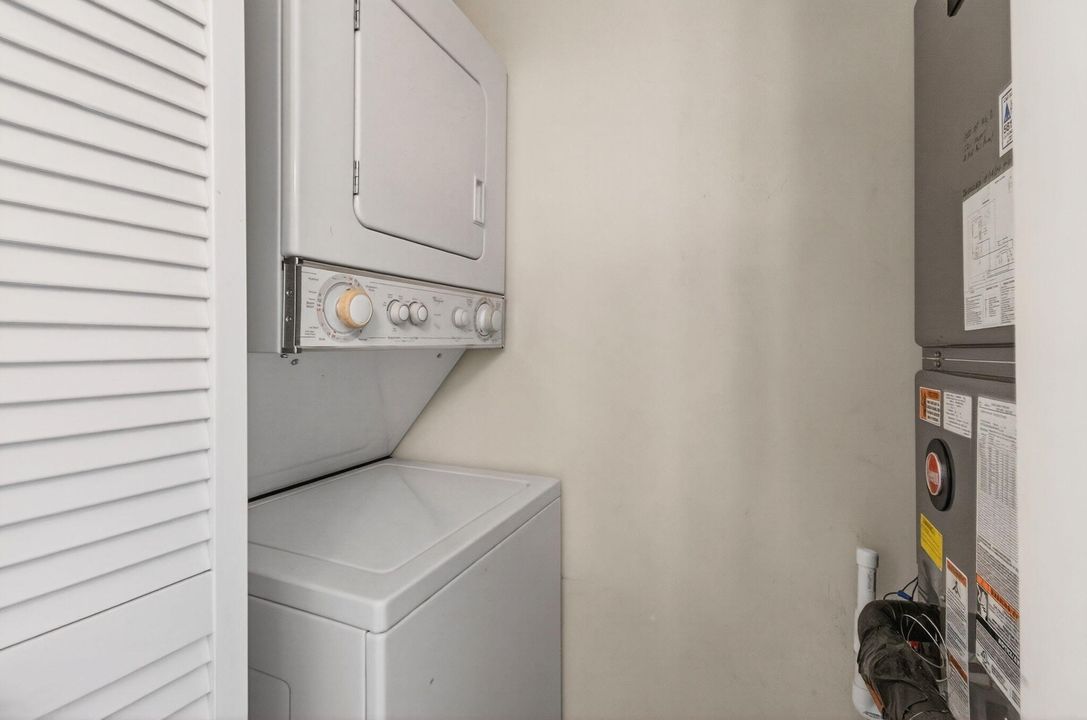 For Sale: $210,000 (2 beds, 2 baths, 988 Square Feet)