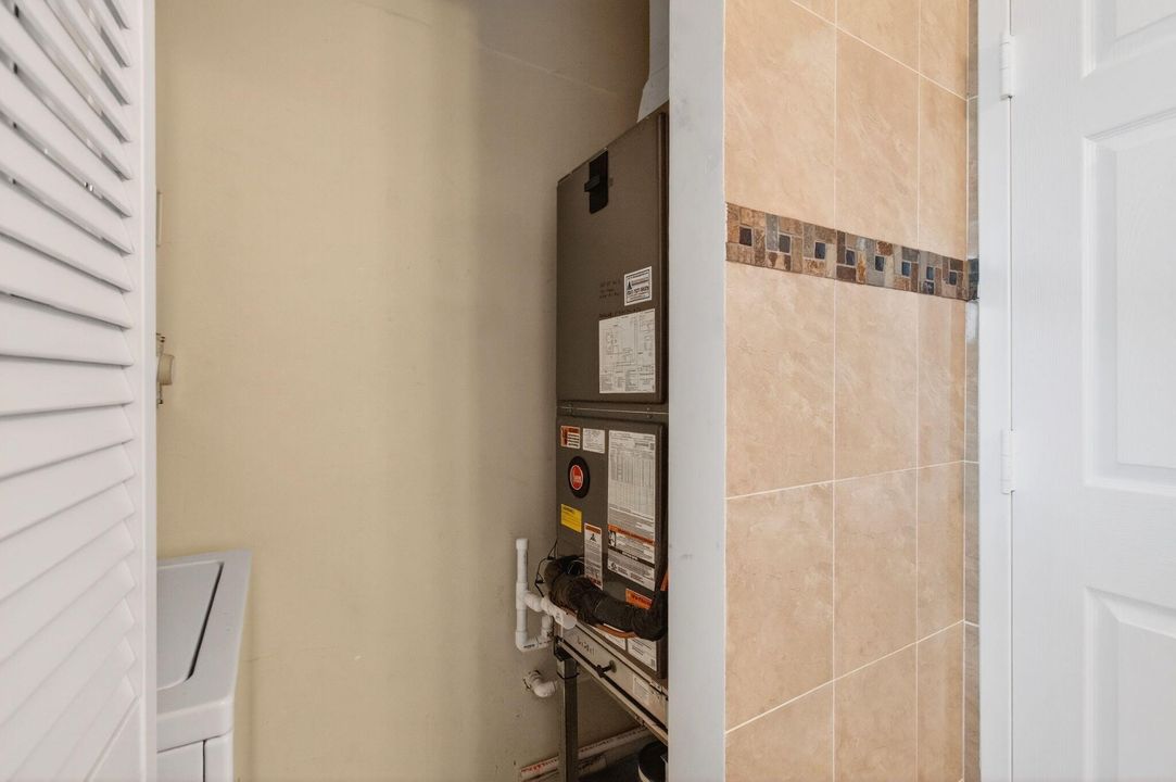 For Sale: $210,000 (2 beds, 2 baths, 988 Square Feet)