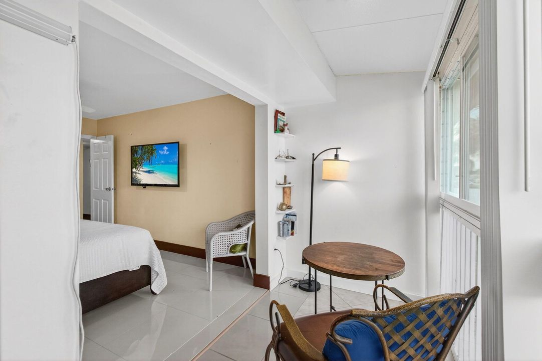 For Sale: $210,000 (2 beds, 2 baths, 988 Square Feet)