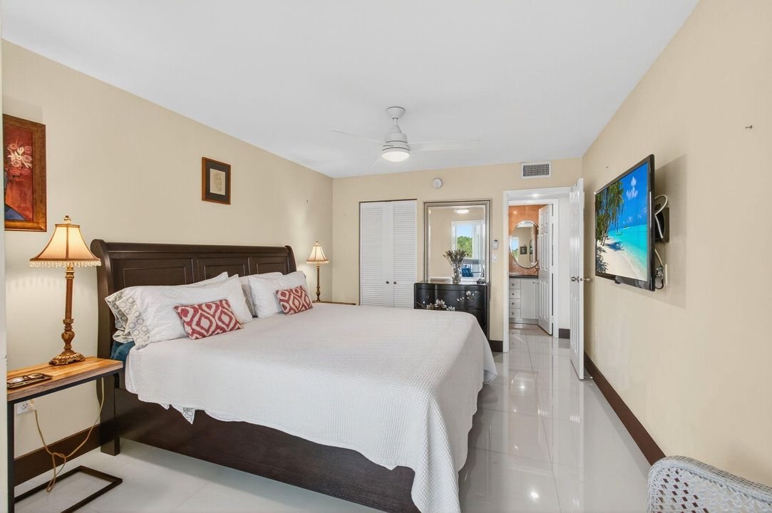 For Sale: $210,000 (2 beds, 2 baths, 988 Square Feet)