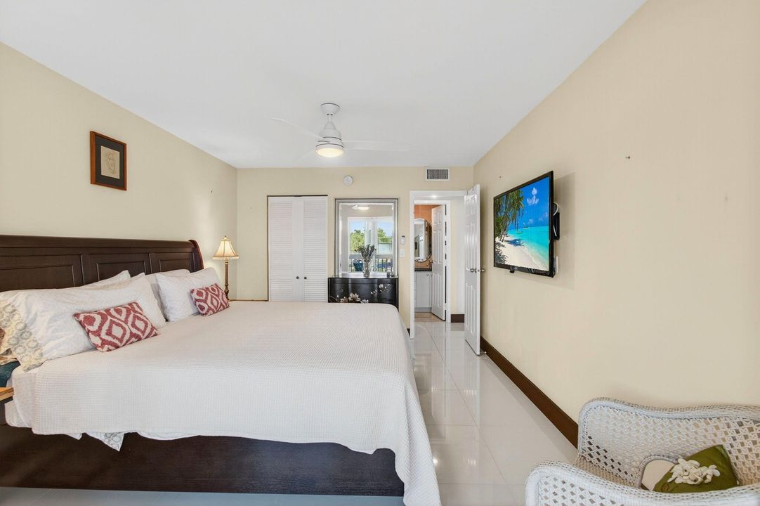 For Sale: $210,000 (2 beds, 2 baths, 988 Square Feet)