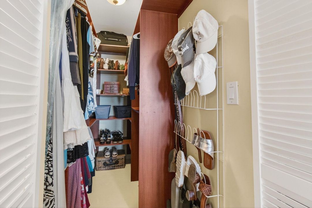 For Sale: $210,000 (2 beds, 2 baths, 988 Square Feet)