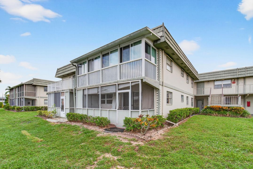 For Sale: $210,000 (2 beds, 2 baths, 988 Square Feet)