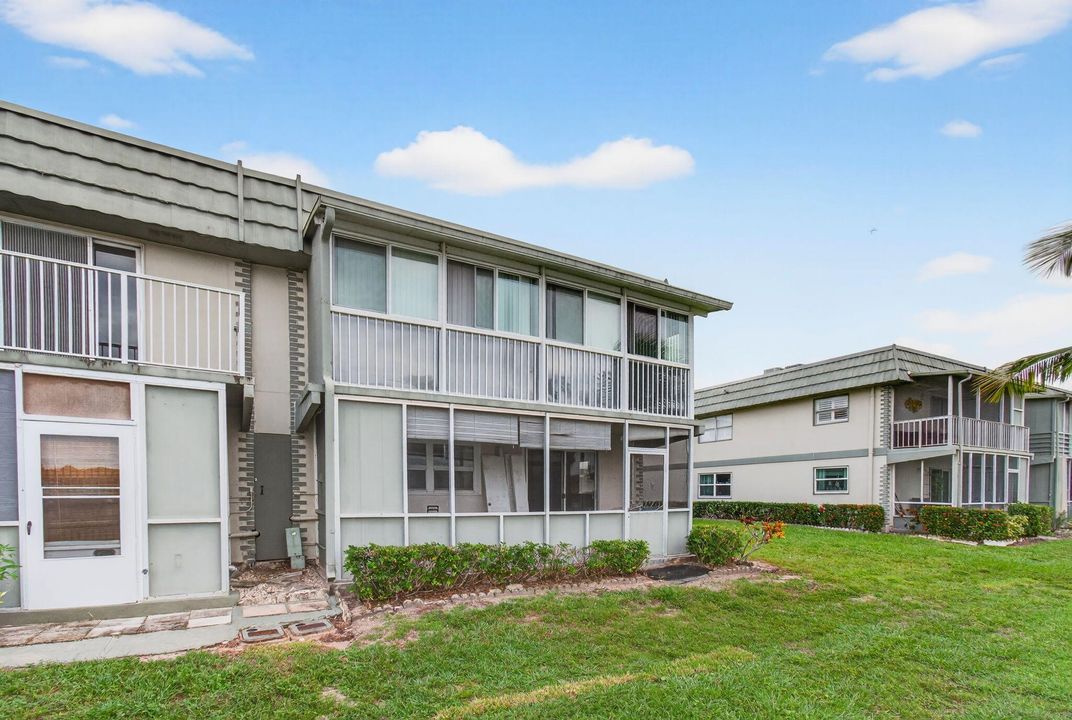 For Sale: $210,000 (2 beds, 2 baths, 988 Square Feet)