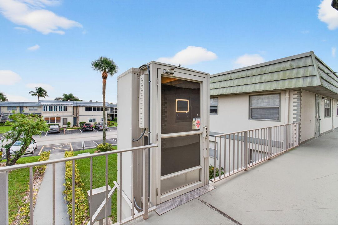 For Sale: $210,000 (2 beds, 2 baths, 988 Square Feet)