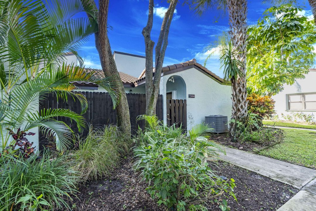 合同活跃: $229,000 (2 贝兹, 2 浴室, 919 平方英尺)