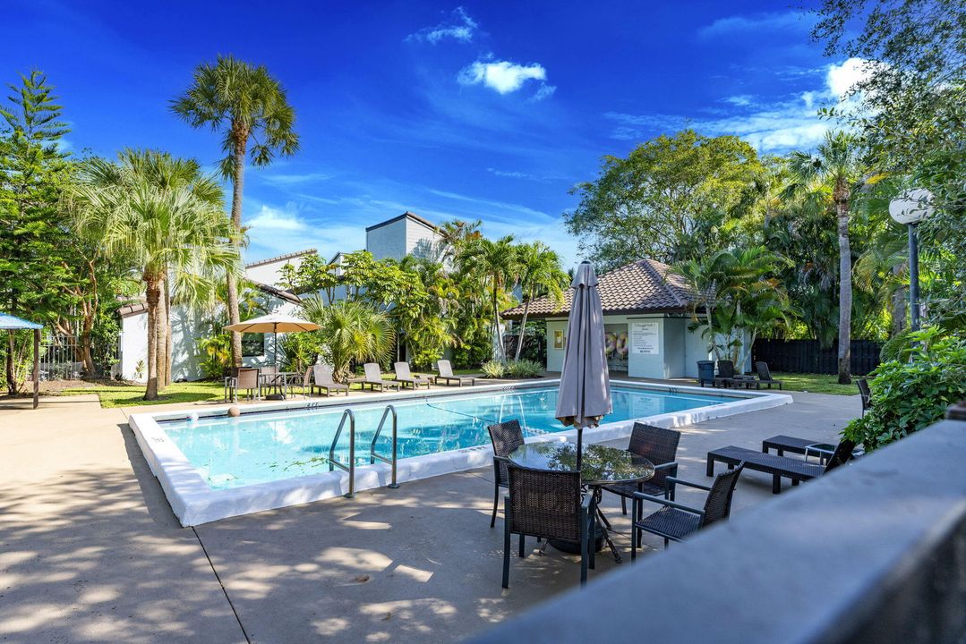 合同活跃: $229,000 (2 贝兹, 2 浴室, 919 平方英尺)