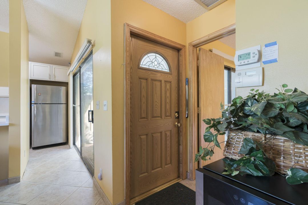 合同活跃: $229,000 (2 贝兹, 2 浴室, 919 平方英尺)