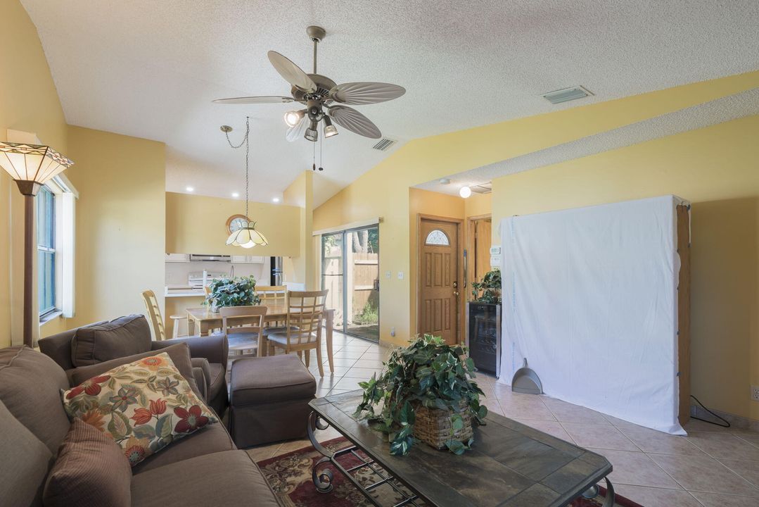 合同活跃: $229,000 (2 贝兹, 2 浴室, 919 平方英尺)