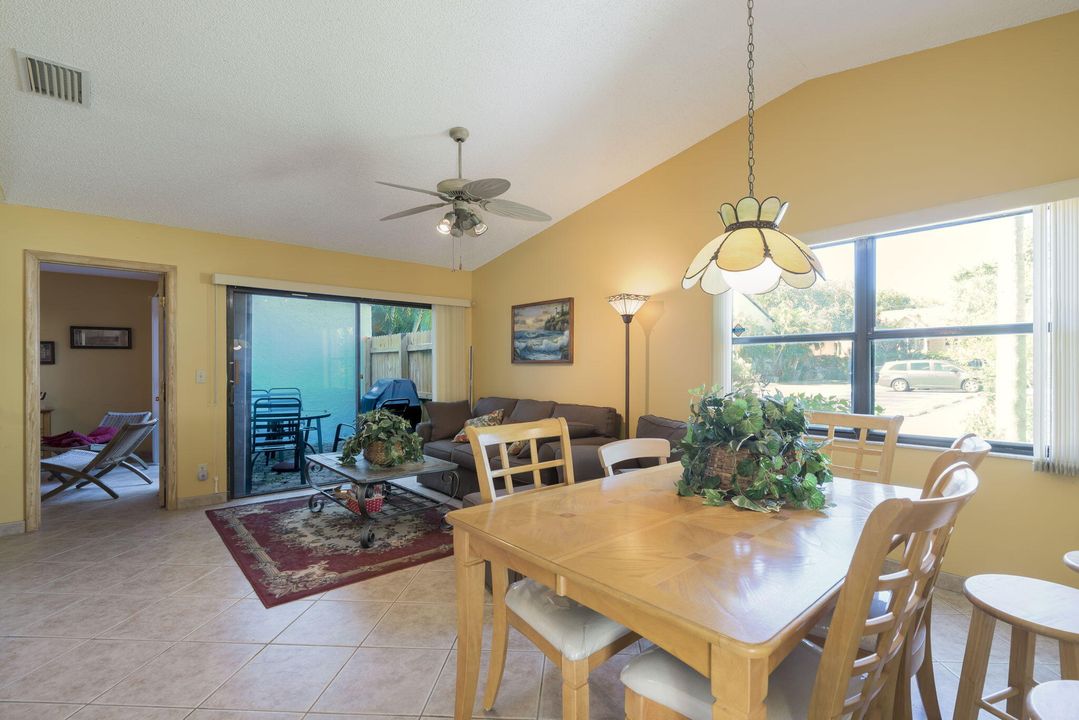 合同活跃: $229,000 (2 贝兹, 2 浴室, 919 平方英尺)