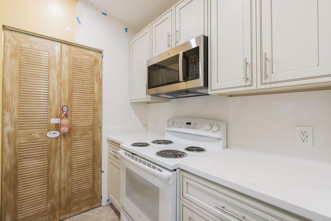 合同活跃: $229,000 (2 贝兹, 2 浴室, 919 平方英尺)