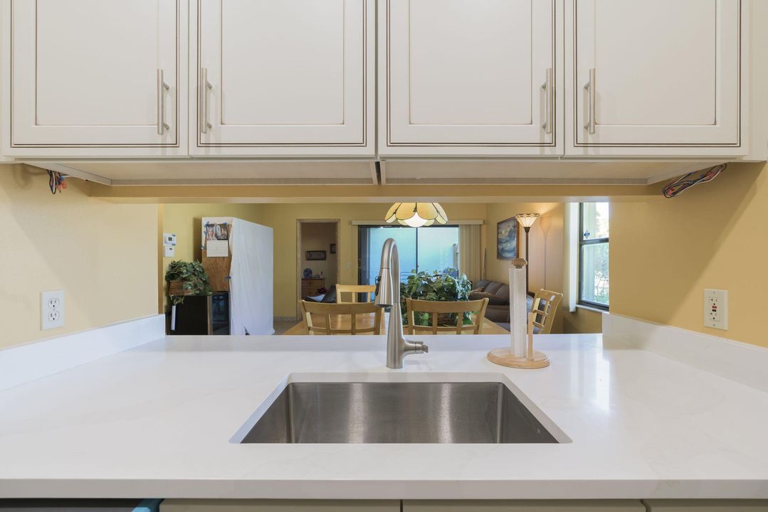 合同活跃: $229,000 (2 贝兹, 2 浴室, 919 平方英尺)