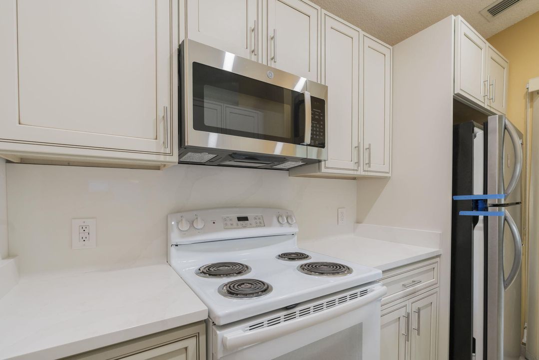 合同活跃: $229,000 (2 贝兹, 2 浴室, 919 平方英尺)