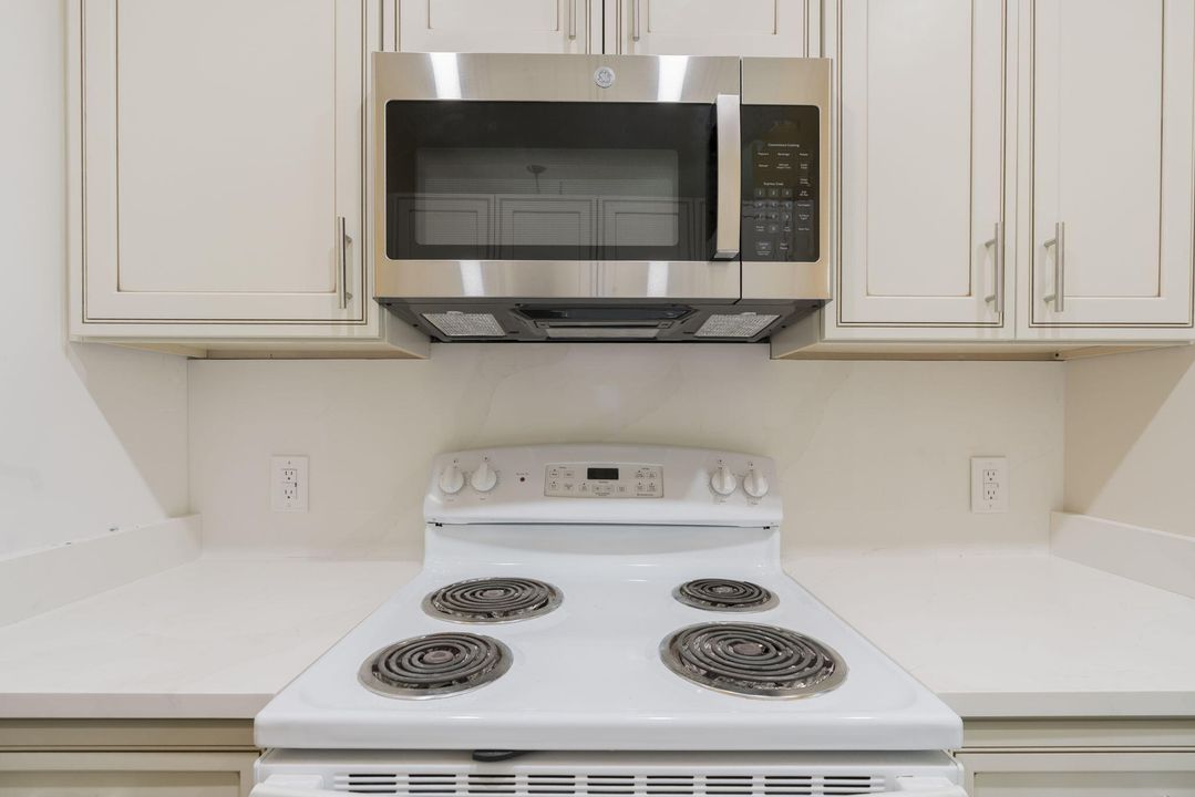 合同活跃: $229,000 (2 贝兹, 2 浴室, 919 平方英尺)