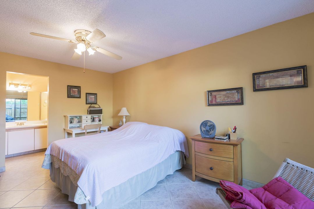 合同活跃: $229,000 (2 贝兹, 2 浴室, 919 平方英尺)