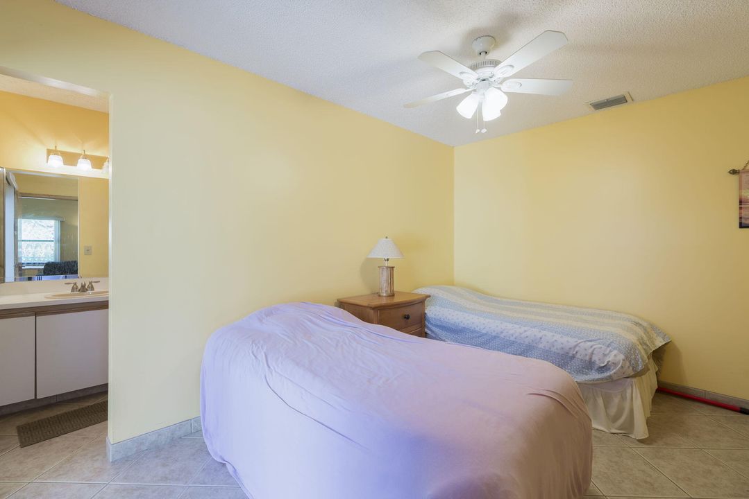 合同活跃: $229,000 (2 贝兹, 2 浴室, 919 平方英尺)