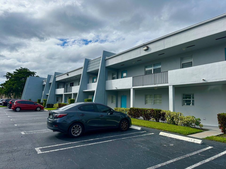 合同活跃: $149,000 (1 贝兹, 1 浴室, 825 平方英尺)