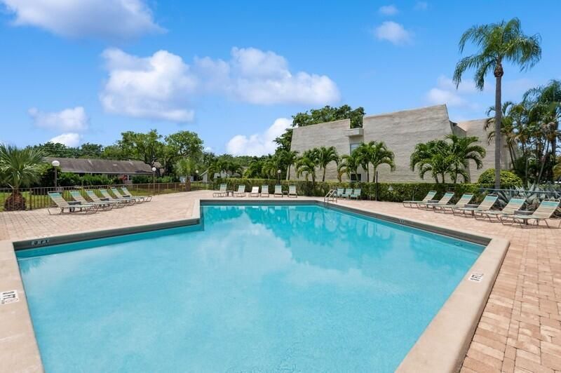 合同活跃: $149,000 (1 贝兹, 1 浴室, 825 平方英尺)