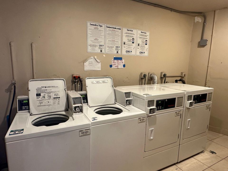 合同活跃: $149,000 (1 贝兹, 1 浴室, 825 平方英尺)