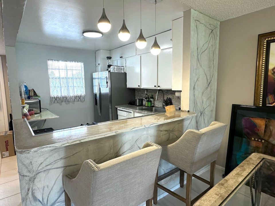 合同活跃: $149,000 (1 贝兹, 1 浴室, 825 平方英尺)