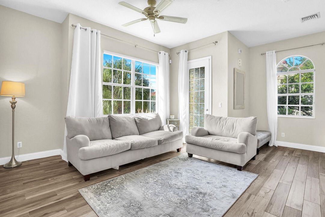 Под контрактом: $3,000 (2 спален, 2 ванн, 1056 Квадратных фут)