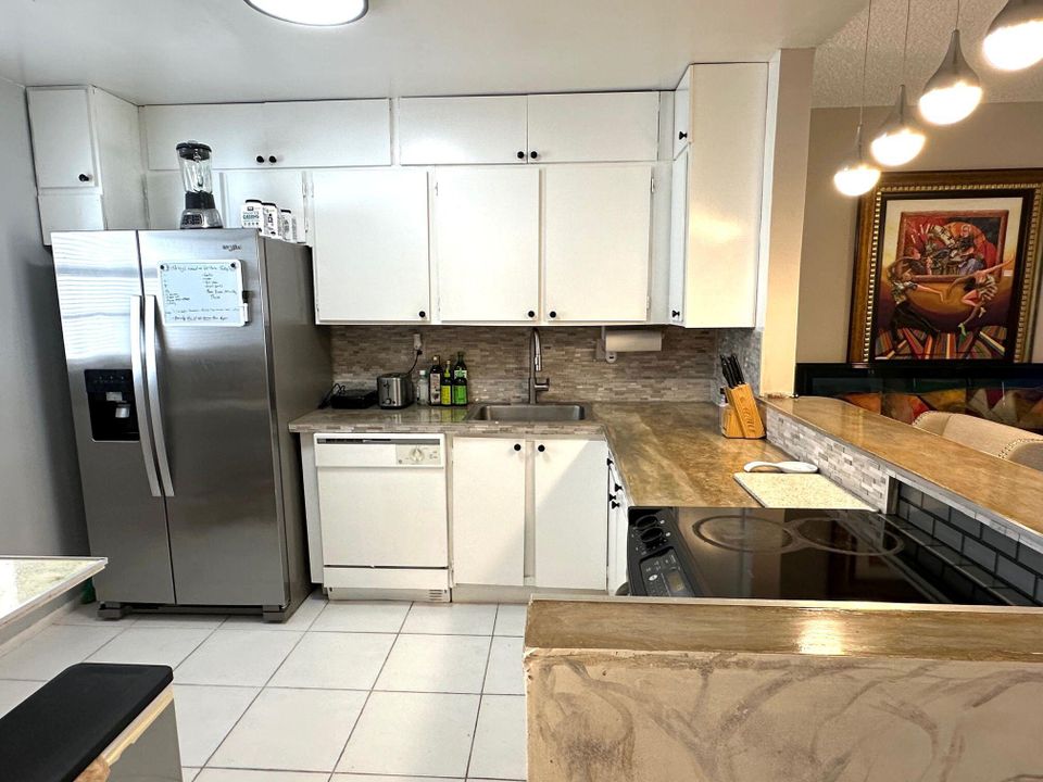 合同活跃: $149,000 (1 贝兹, 1 浴室, 825 平方英尺)