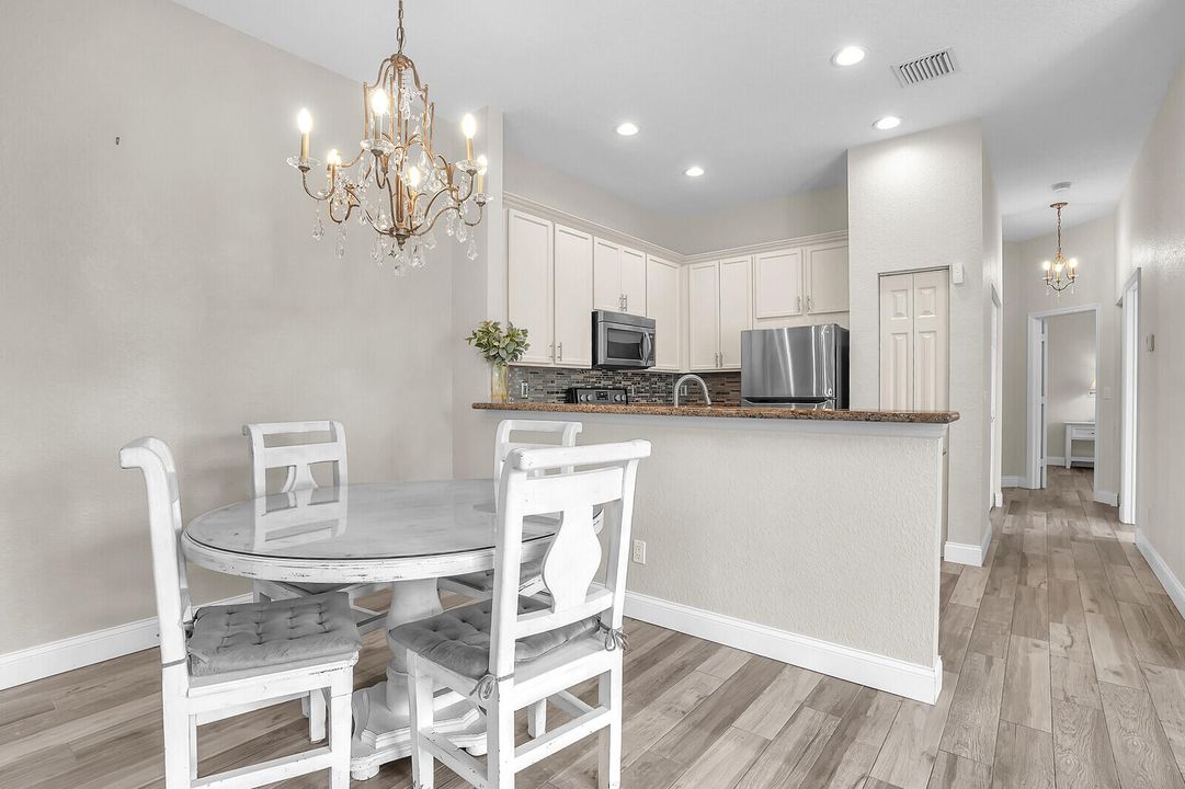 Под контрактом: $3,000 (2 спален, 2 ванн, 1056 Квадратных фут)