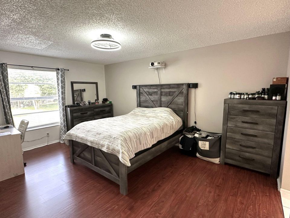 合同活跃: $149,000 (1 贝兹, 1 浴室, 825 平方英尺)