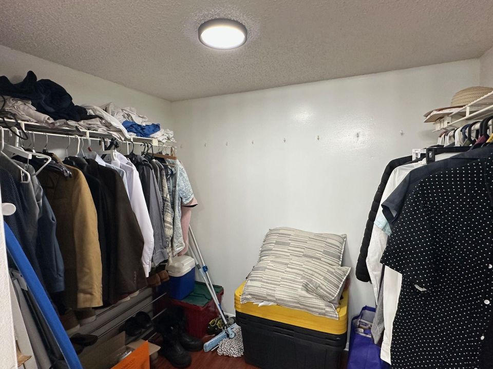 合同活跃: $149,000 (1 贝兹, 1 浴室, 825 平方英尺)