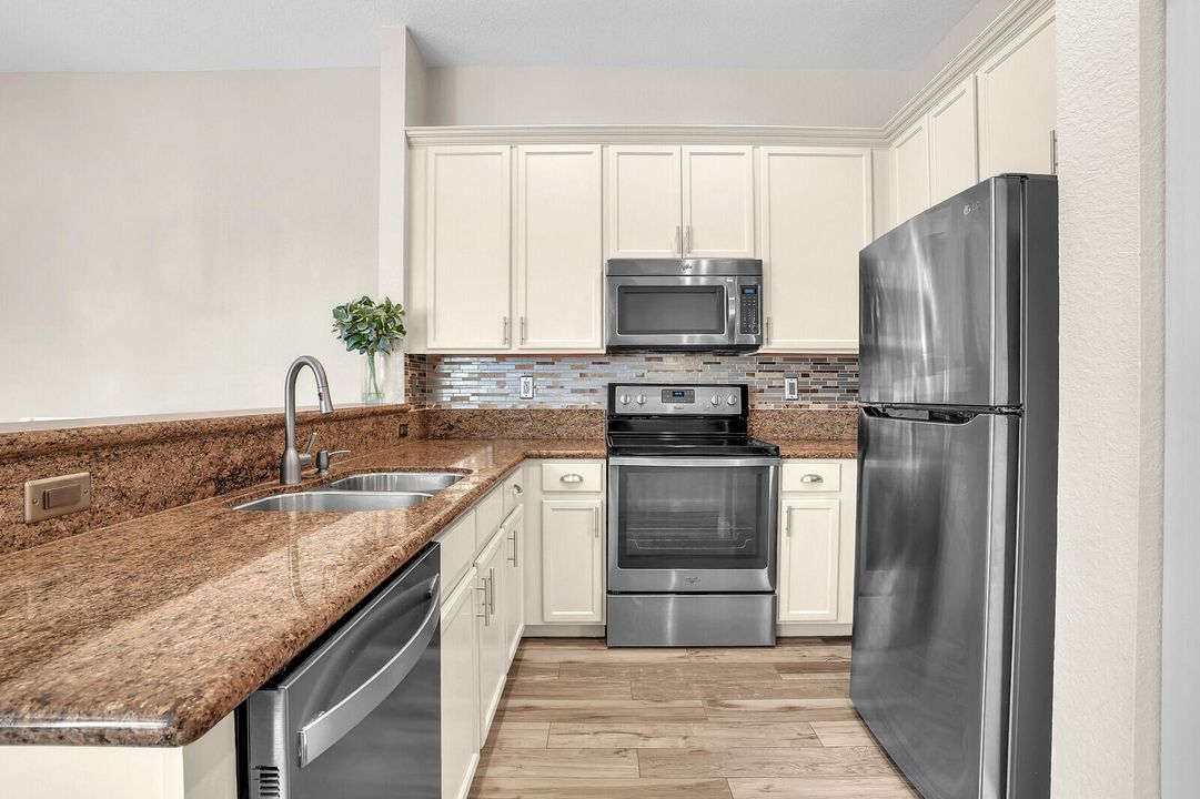 Под контрактом: $3,000 (2 спален, 2 ванн, 1056 Квадратных фут)