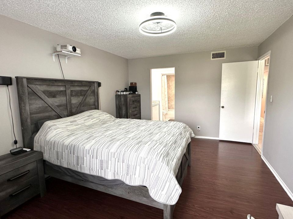 合同活跃: $149,000 (1 贝兹, 1 浴室, 825 平方英尺)