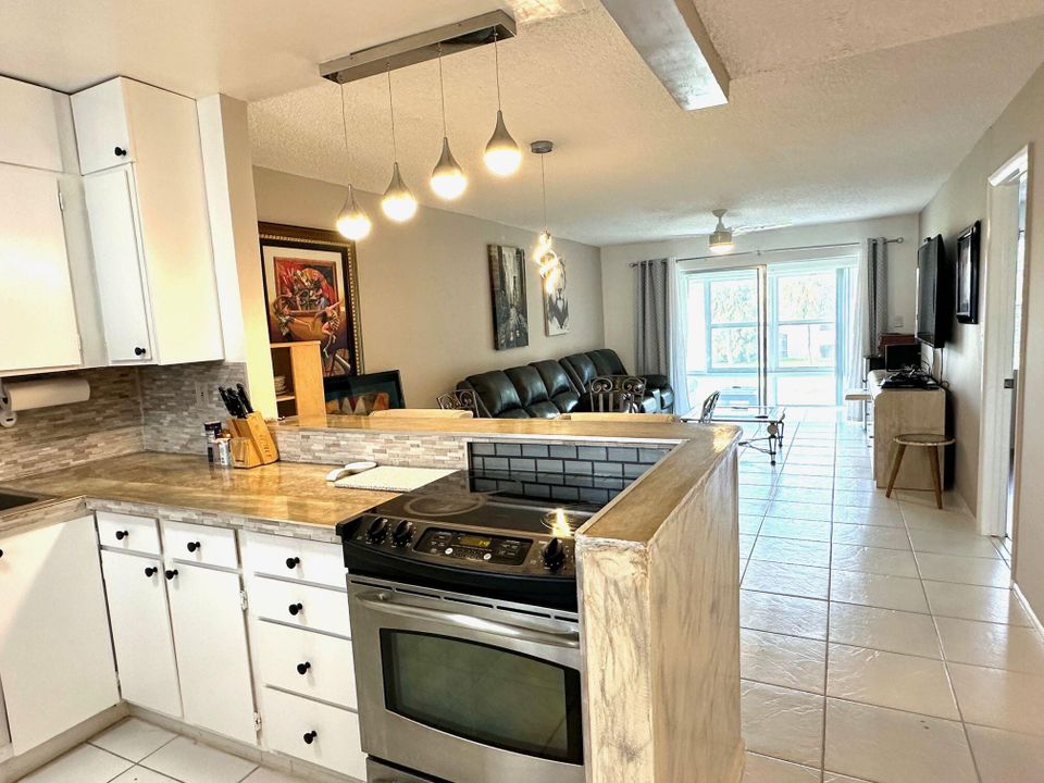 合同活跃: $149,000 (1 贝兹, 1 浴室, 825 平方英尺)