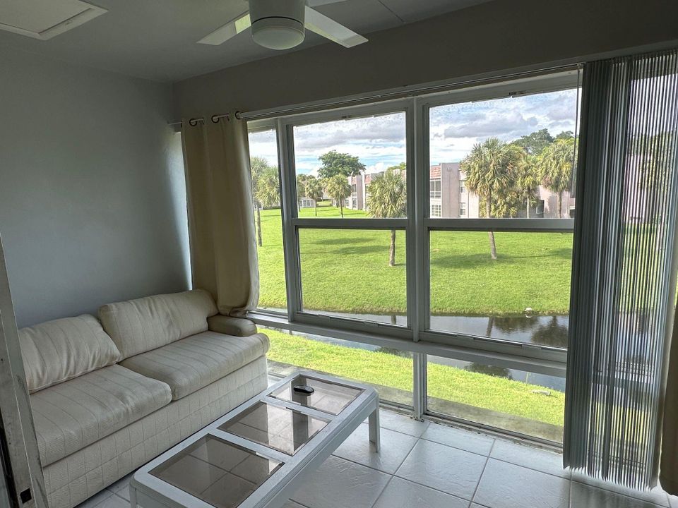 合同活跃: $149,000 (1 贝兹, 1 浴室, 825 平方英尺)