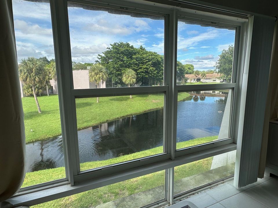 合同活跃: $149,000 (1 贝兹, 1 浴室, 825 平方英尺)