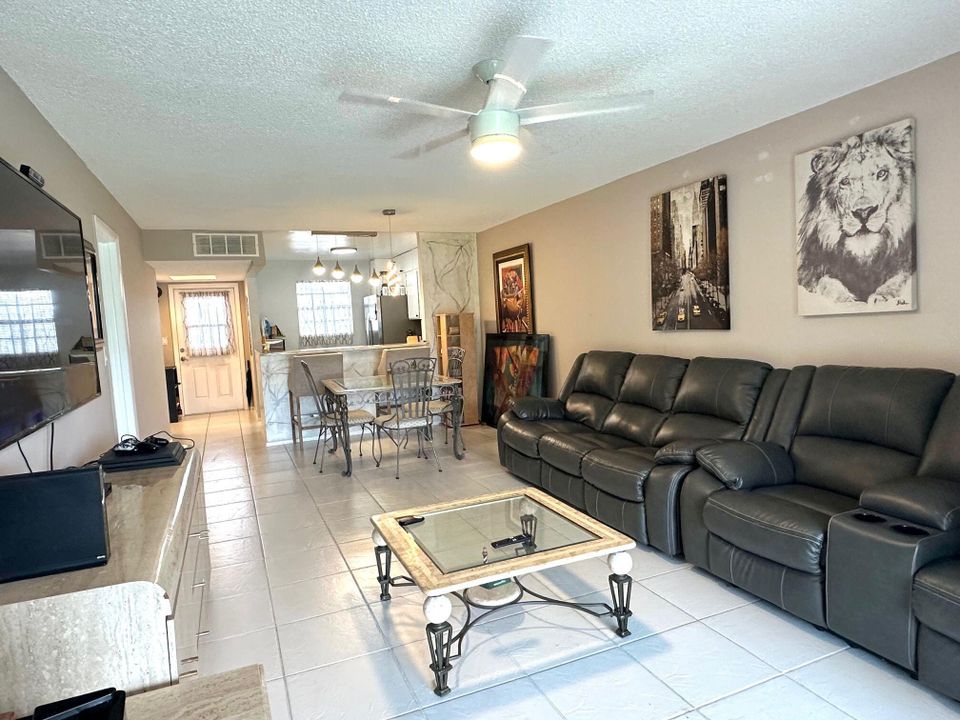 合同活跃: $149,000 (1 贝兹, 1 浴室, 825 平方英尺)