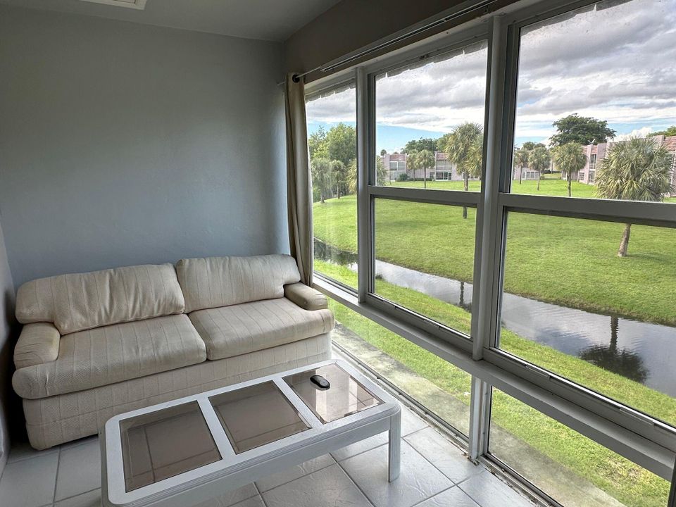 合同活跃: $149,000 (1 贝兹, 1 浴室, 825 平方英尺)