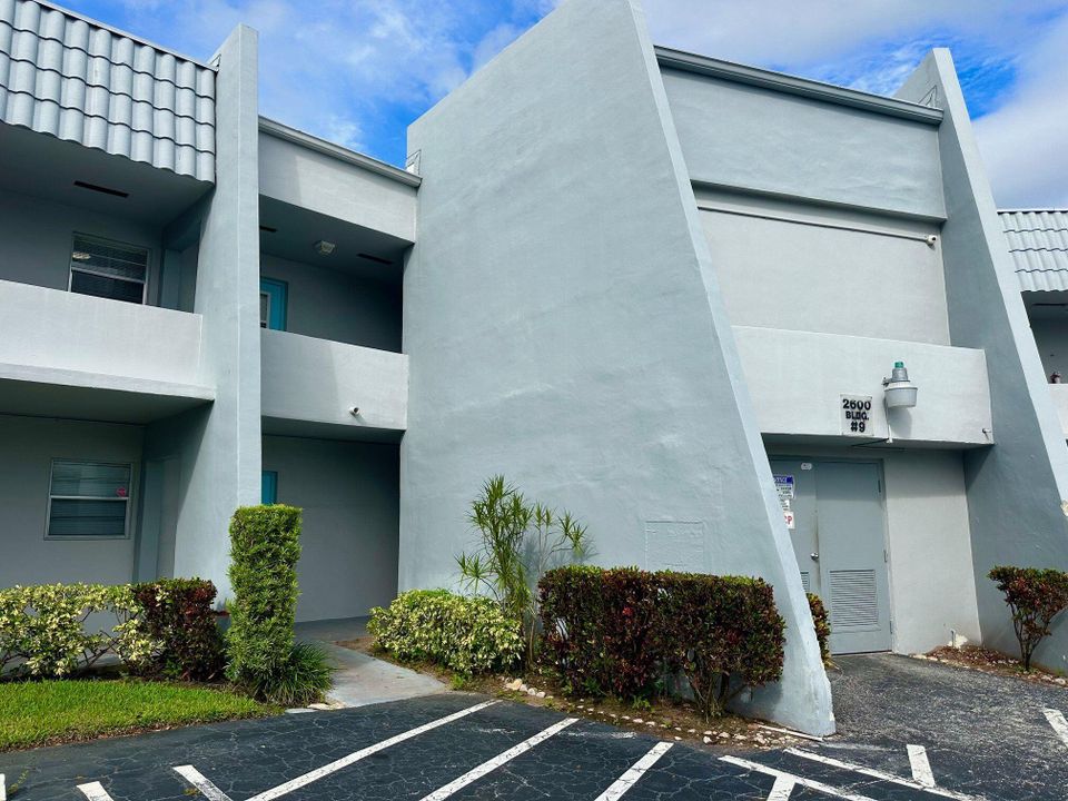 合同活跃: $149,000 (1 贝兹, 1 浴室, 825 平方英尺)