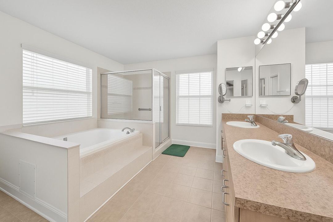 Activo con contrato: $425,000 (3 camas, 2 baños, 2226 Pies cuadrados)