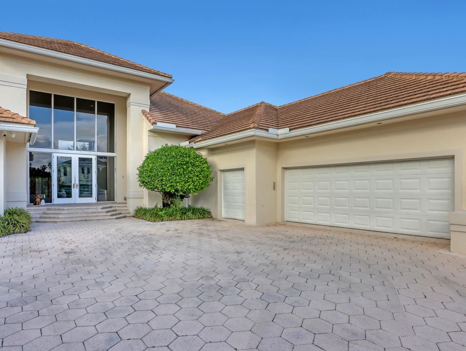 Activo con contrato: $2,850,000 (4 camas, 5 baños, 4409 Pies cuadrados)