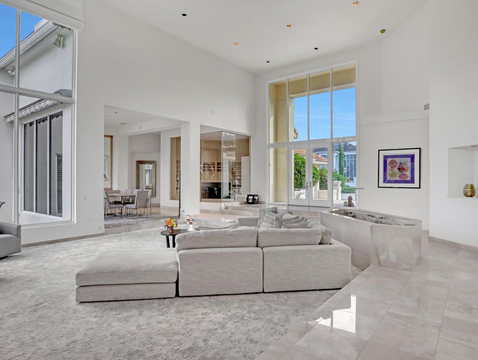 Activo con contrato: $2,850,000 (4 camas, 5 baños, 4409 Pies cuadrados)