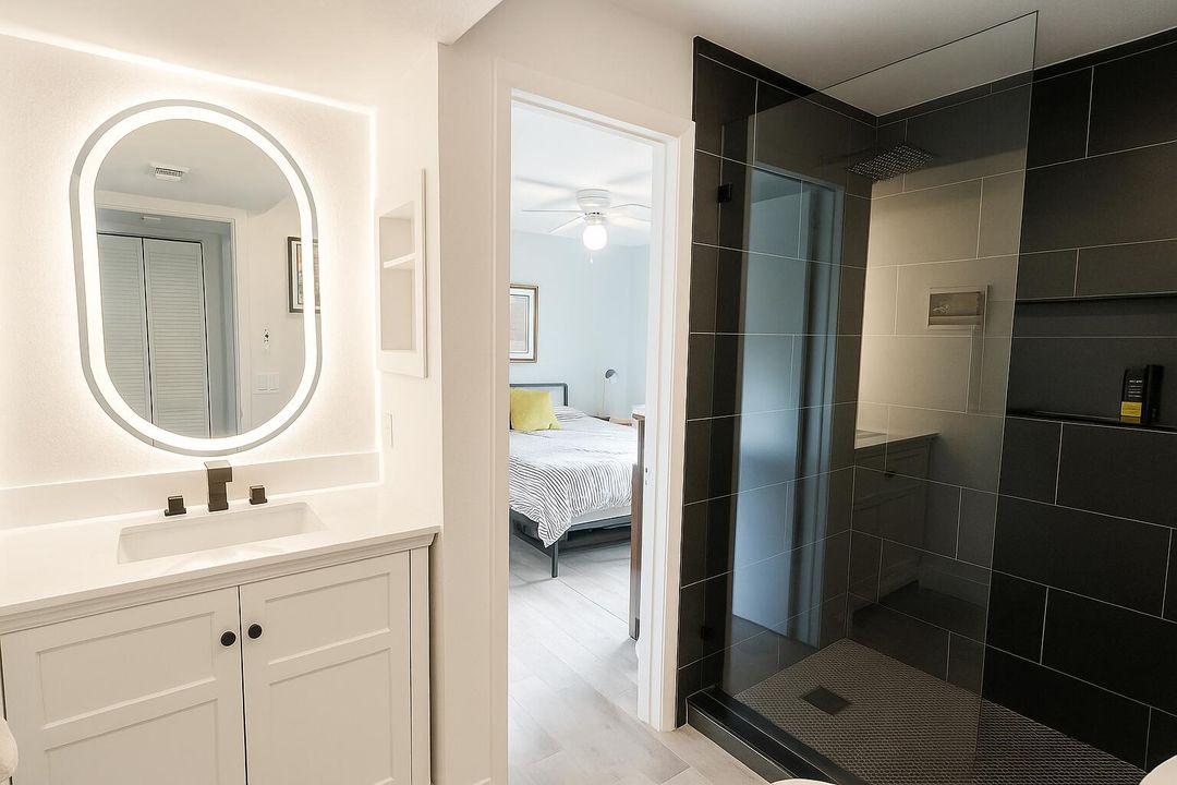 合同活跃: $2,200 (2 贝兹, 1 浴室, 857 平方英尺)