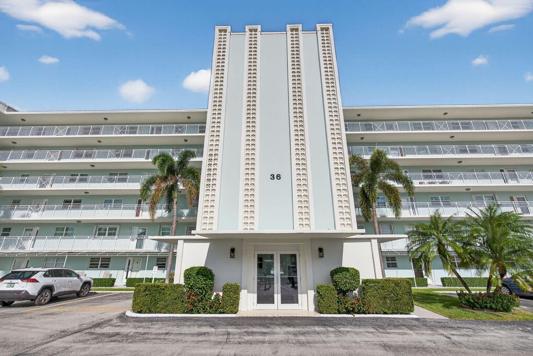 For Sale: $440,000 (2 beds, 2 baths, 1323 Square Feet)