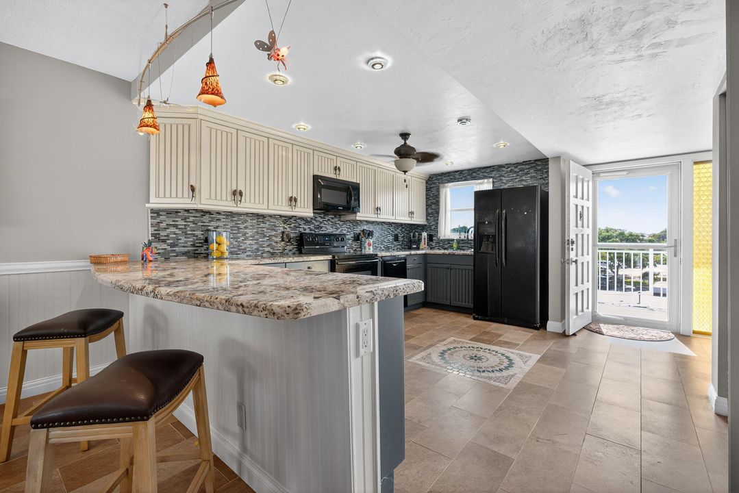 For Sale: $440,000 (2 beds, 2 baths, 1323 Square Feet)