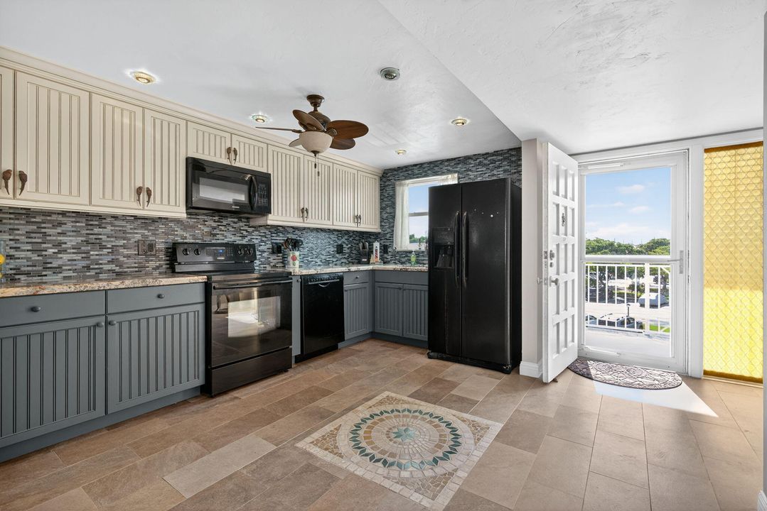 For Sale: $440,000 (2 beds, 2 baths, 1323 Square Feet)