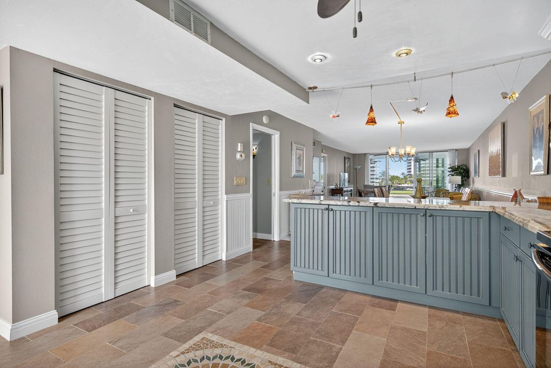 For Sale: $440,000 (2 beds, 2 baths, 1323 Square Feet)