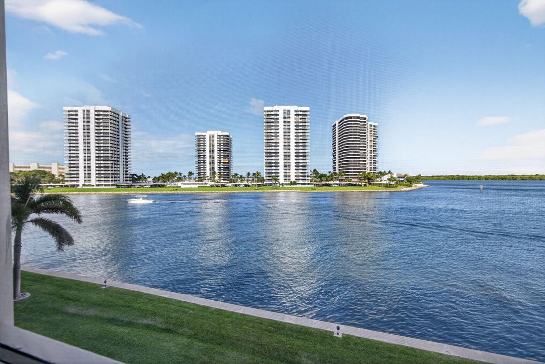 For Sale: $440,000 (2 beds, 2 baths, 1323 Square Feet)