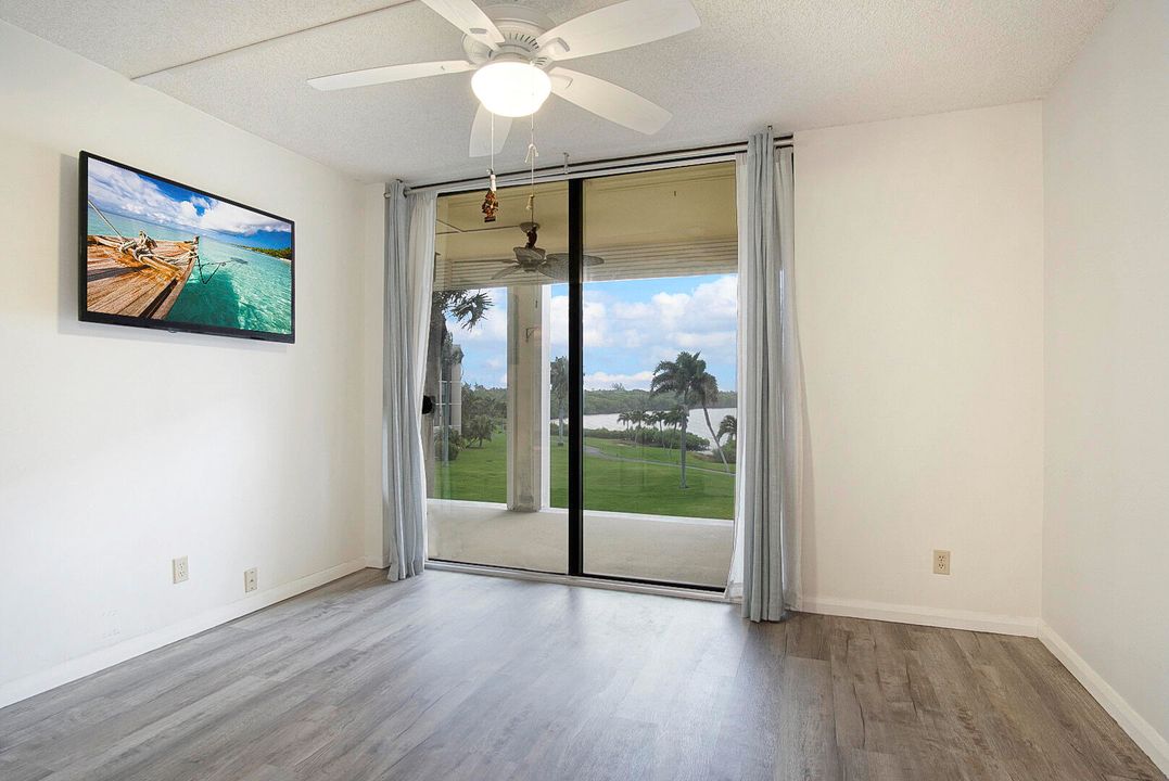 For Sale: $399,900 (2 beds, 2 baths, 1008 Square Feet)