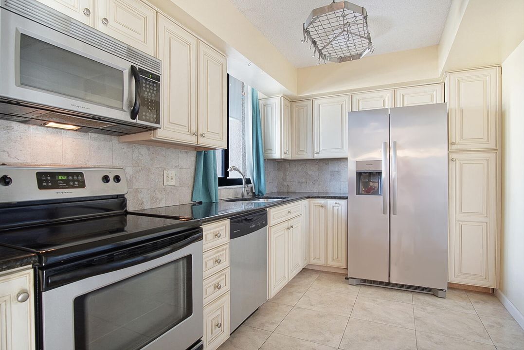 For Sale: $399,900 (2 beds, 2 baths, 1008 Square Feet)