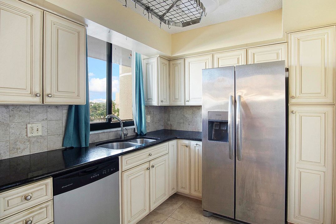 For Sale: $399,900 (2 beds, 2 baths, 1008 Square Feet)