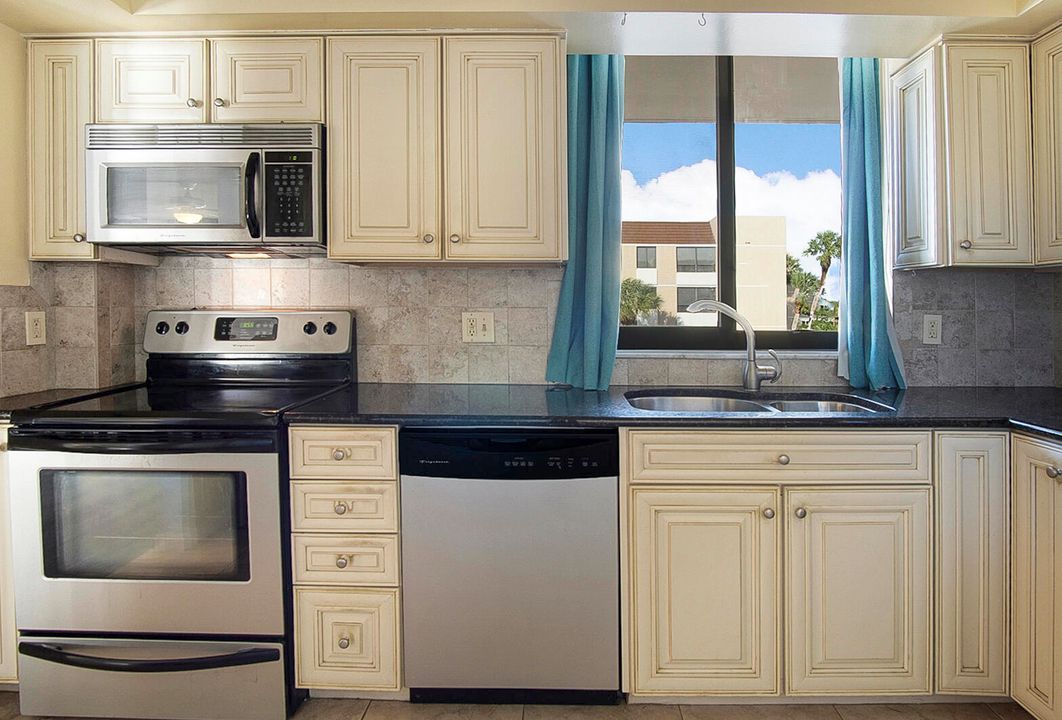 For Sale: $399,900 (2 beds, 2 baths, 1008 Square Feet)